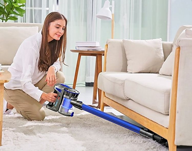 Aspirateur balai Proscenic P8 qui aspire un tapis